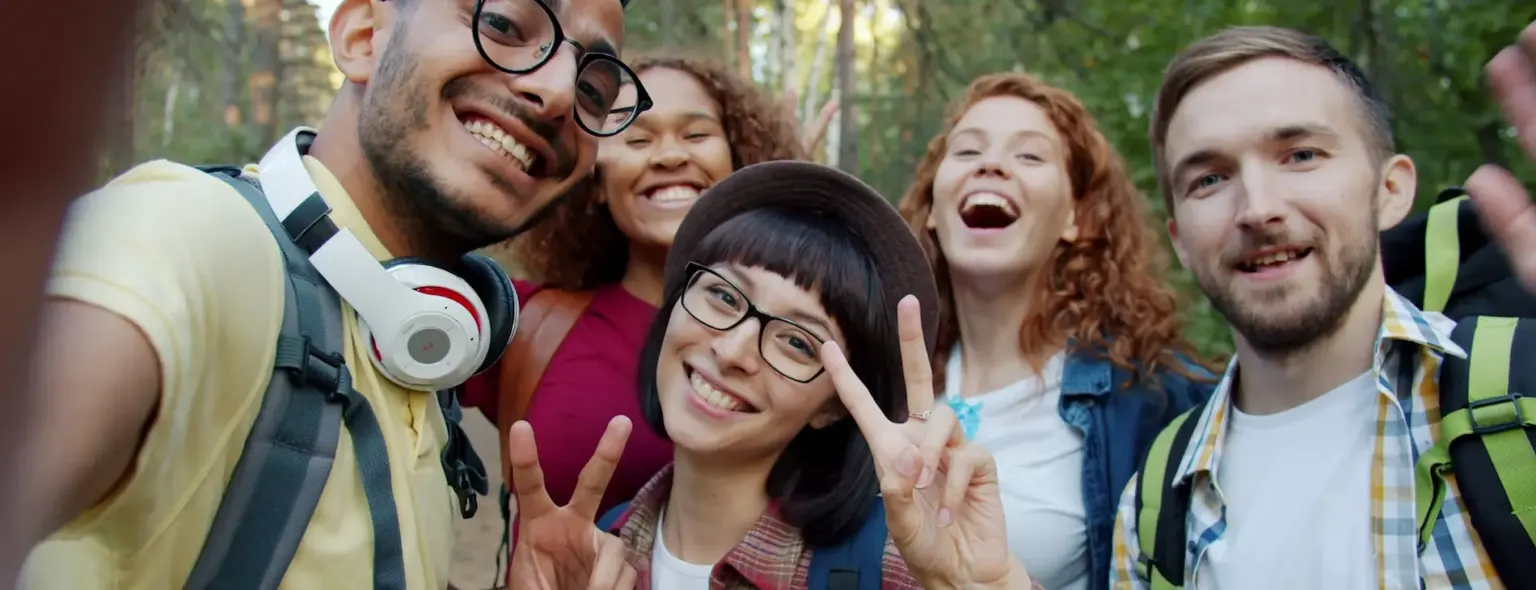 Grupo de pessoas sorridentes tirando uma selfie