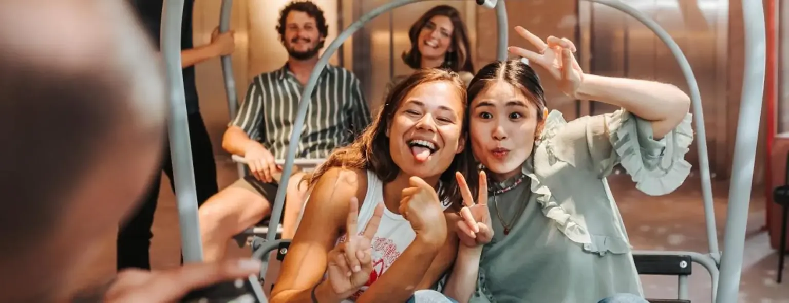 Grupo de pessoas sorrindo e posando juntas