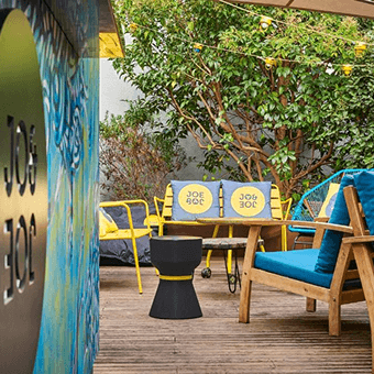 Terraço com deck de madeira e assentos externos no JO&JOE Paris Nation