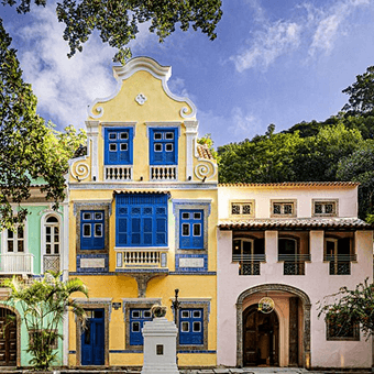 Fachadas coloridas com janelas azuis no Rio de Janeiro