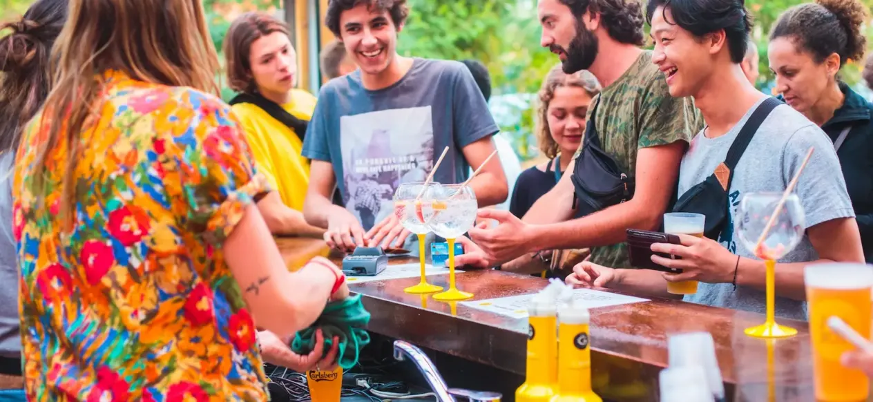 Clients réunis autour d'un comptoir de bar au JO&JOE