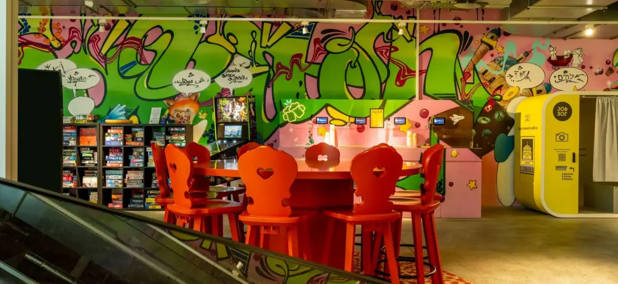Espace jeux avec flipper et fresque graffiti au JO&JOE Vienne