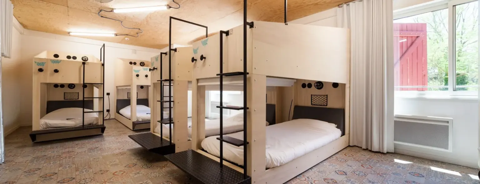 Dortoir avec lits superposés en bois et sol carrelé à motifs au JO&JOE