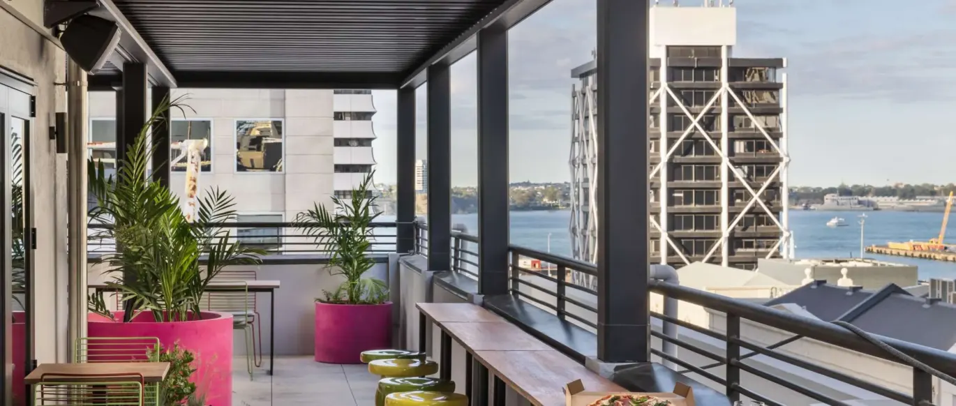 Terrasse sur le toit avec vue sur la ville et la mer au JO&JOE Auckland