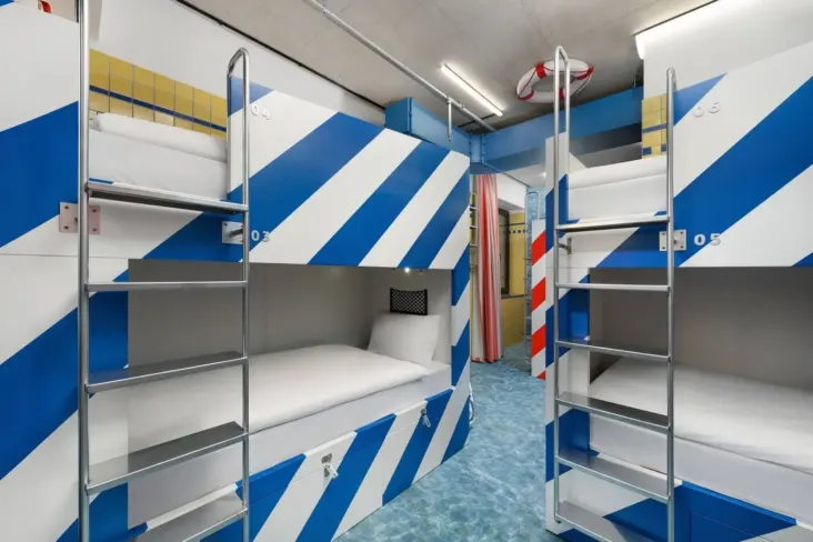 Lits superposés à rayures bleues et blanches avec bouée au mur au JO&JOE Budapest