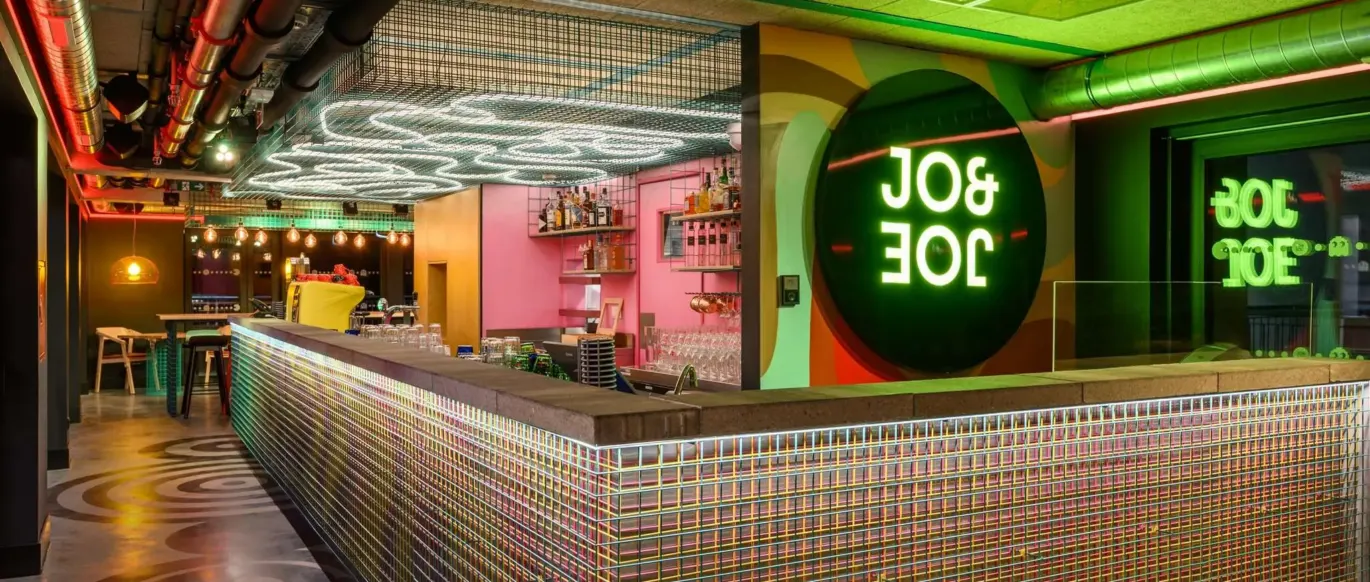 Comptoir de bar avec enseigne lumineuse JO&JOE au JO&JOE Budapest