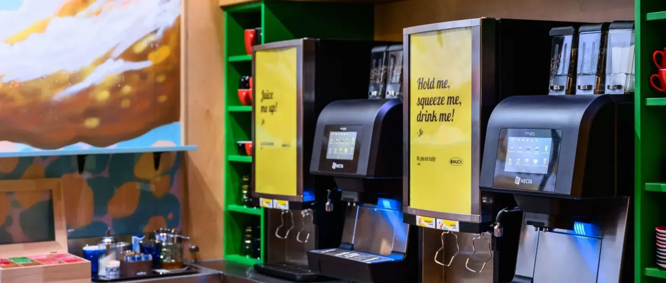 Distributeurs de boissons en libre-service au JO&JOE Budapest