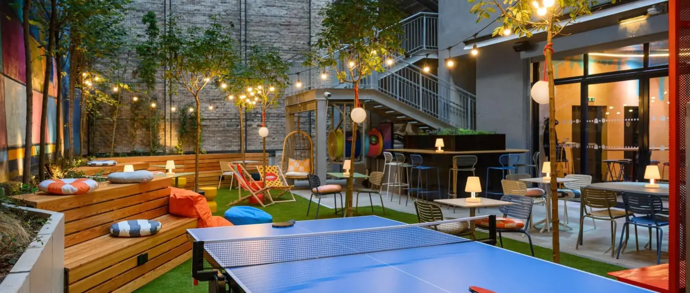 Cour avec table de ping-pong et places assises au JO&JOE Budapest