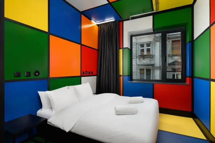 Chambre privée avec lit double et murs colorés au JO&JOE Budapest