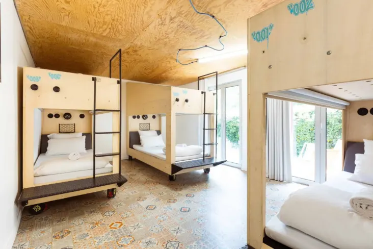 Dortoir avec lits superposés en bois sur roulettes au JO&JOE Hossegor
