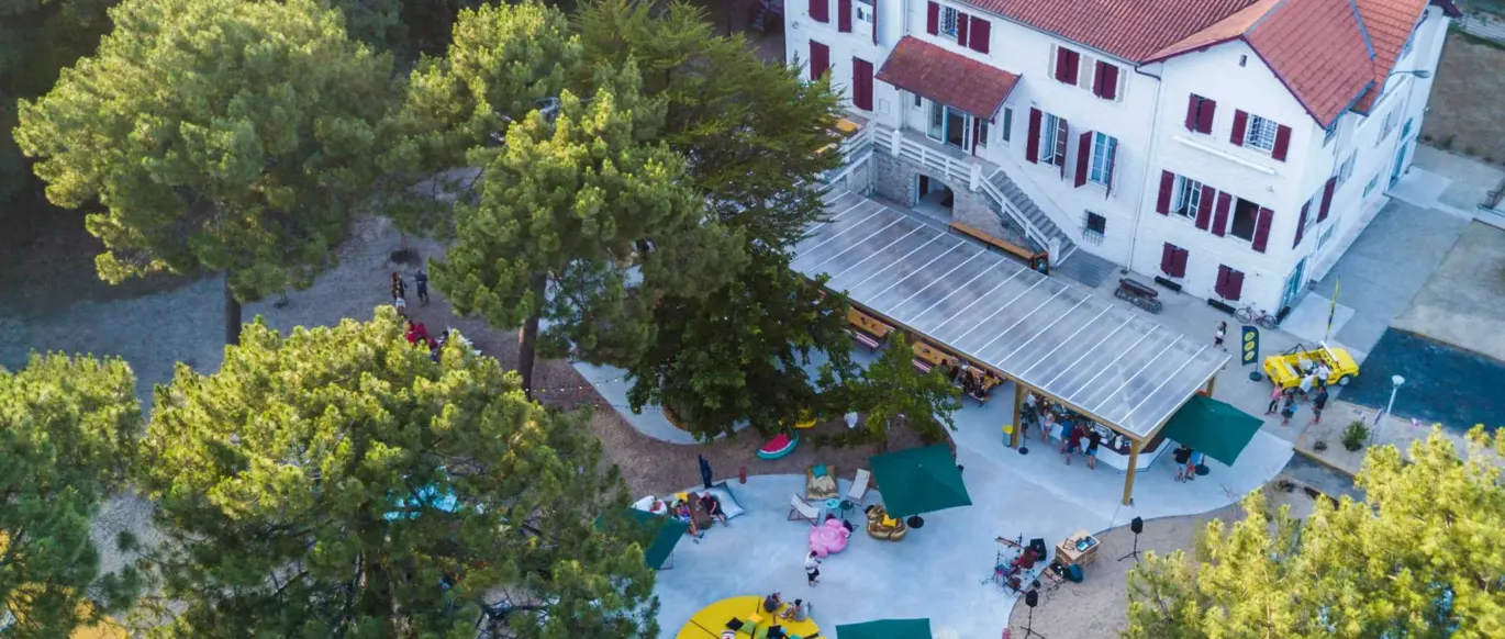 Vue aérienne du bâtiment et de la terrasse du JO&JOE Hossegor