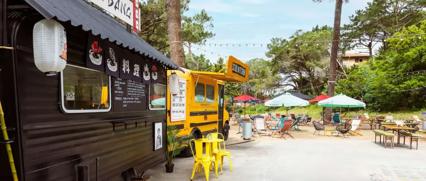 Espace extérieur avec food truck et places assises au JO&JOE Hossegor