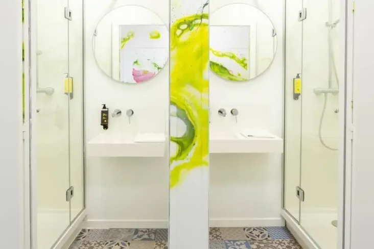 Deux cabines avec douche et lavabo au JO&JOE Hossegor