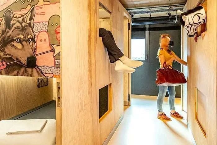 Chambre avec lits superposés en bois et fresque de loup au JO&JOE Paris Gentilly