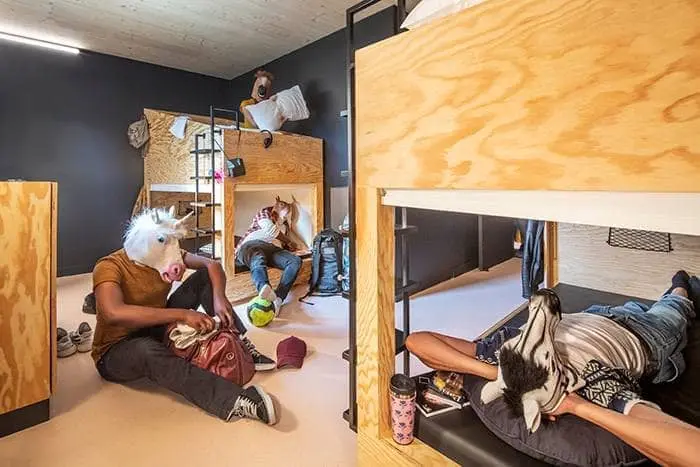Dortoir avec lits superposés en bois au JO&JOE Paris Gentilly