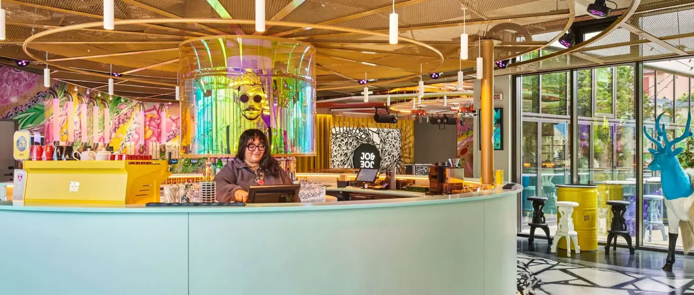 Réception et espace bar avec comptoir circulaire au JO&JOE Paris Gentilly