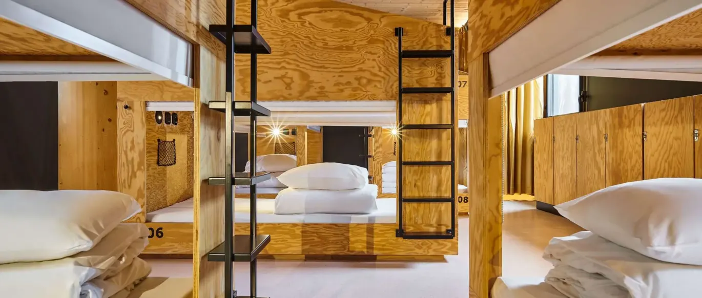 Dortoir avec lits superposés en bois au JO&JOE Paris Gentilly