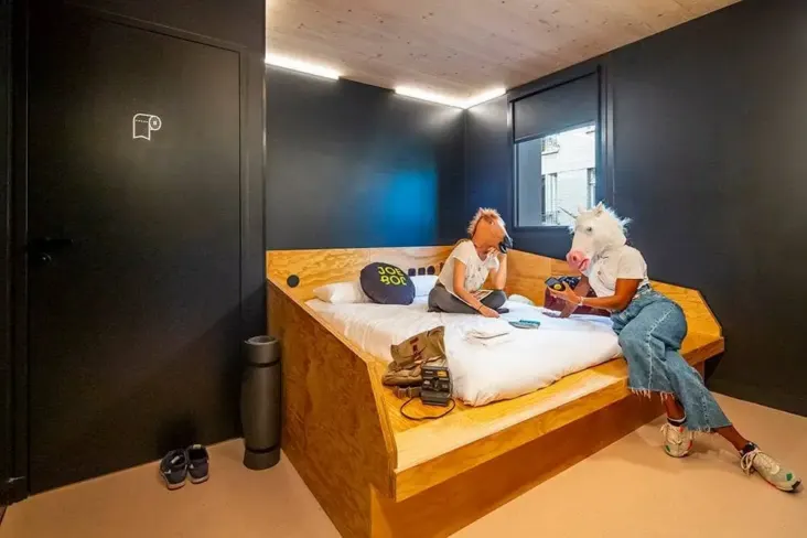Chambre privée avec lit double en bois au JO&JOE Paris Gentilly