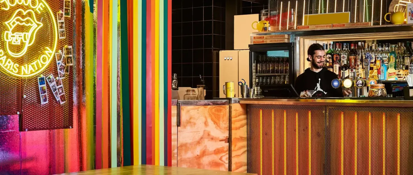 Comptoir de bar et enseigne au néon au JO&JOE Paris Nation