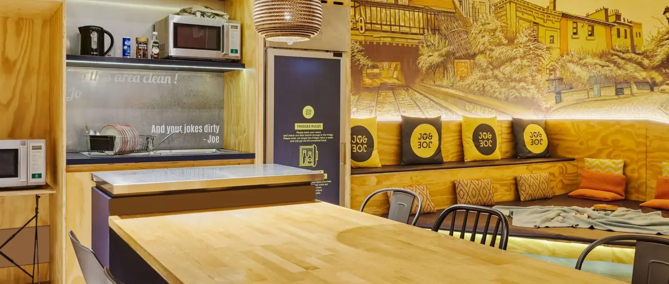 Cuisine commune avec grande table en bois au JO&JOE Paris Nation