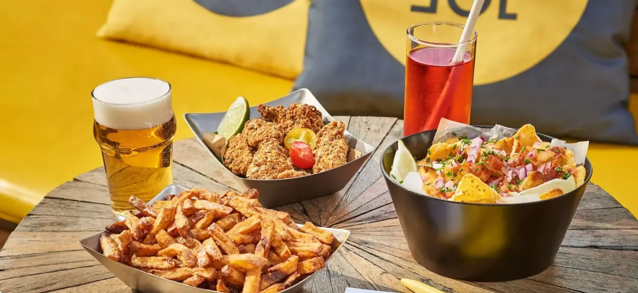 Plats et boissons servis sur une table au JO&JOE Paris Nation