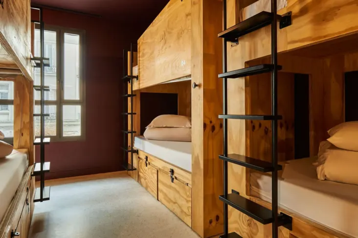 Dortoir avec lits superposés en bois au JO&JOE Paris Nation