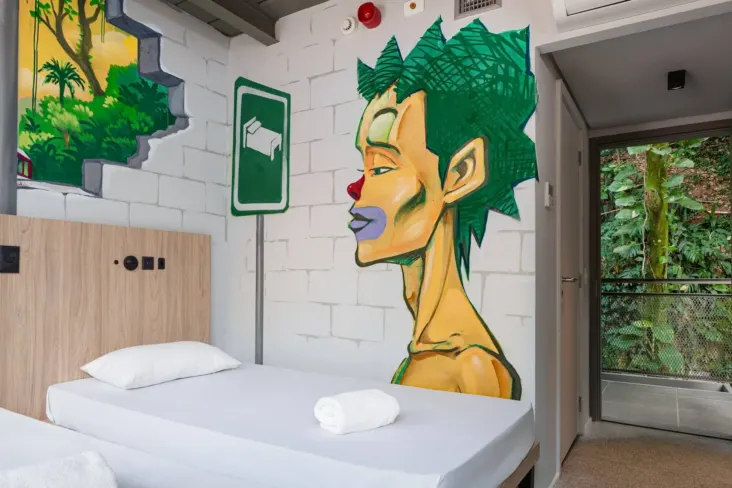 Chambre avec lits et fresque murale au JO&JOE Rio de Janeiro