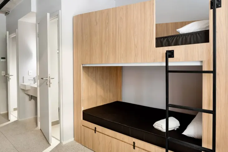 Dortoir avec lit superposé en bois et lavabo au JO&JOE Rio de Janeiro