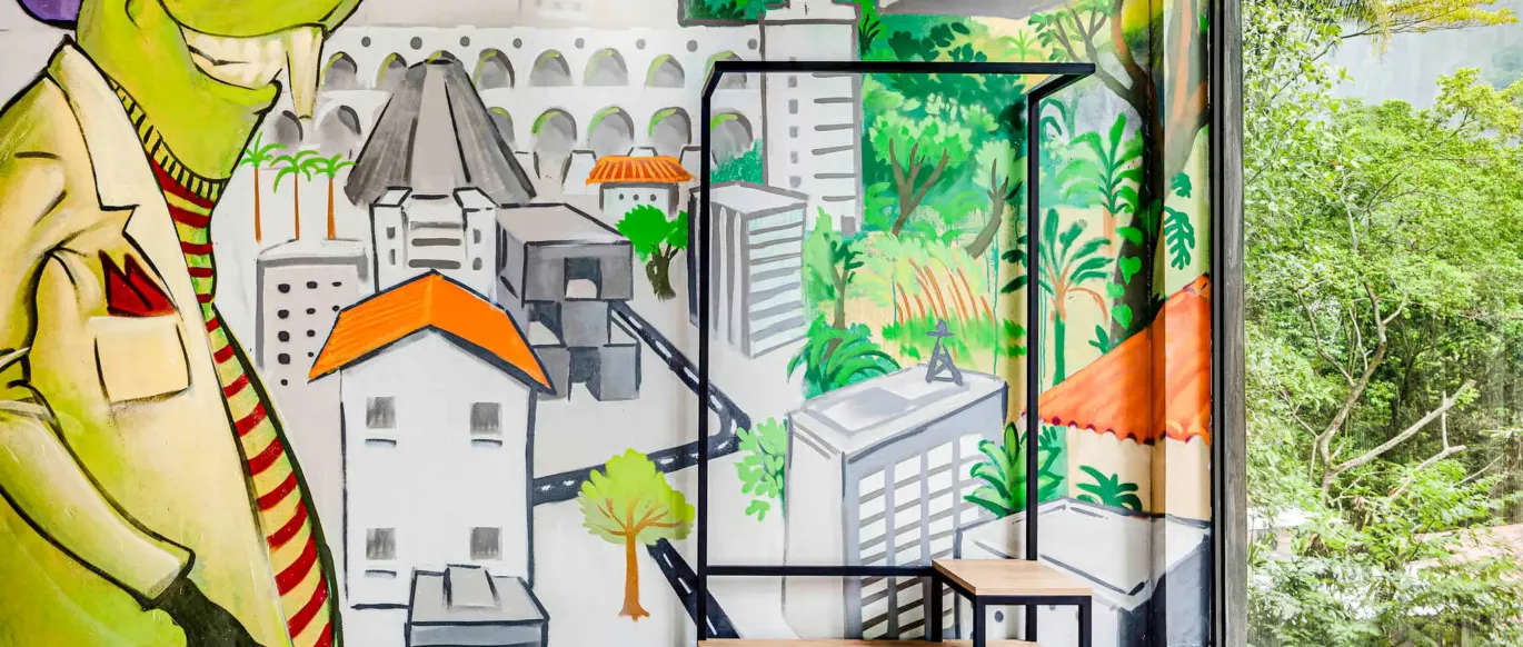 Chambre avec fresque murale et fenêtre au JO&JOE Rio de Janeiro