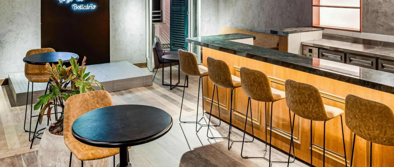 Espace bar avec tabourets et tables au JO&JOE Rio de Janeiro