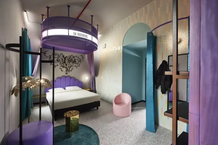 Chambre avec lit double et enseigne lumineuse violette au JO&JOE Rome