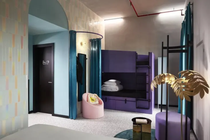 Chambre avec lit superposé violet et rideaux au JO&JOE Rome