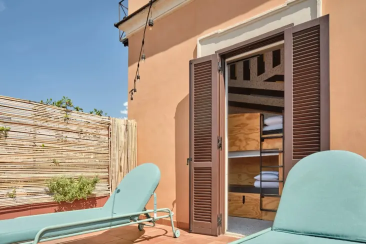 Terrasse avec chaises longues à côté d'un dortoir au JO&JOE Rome