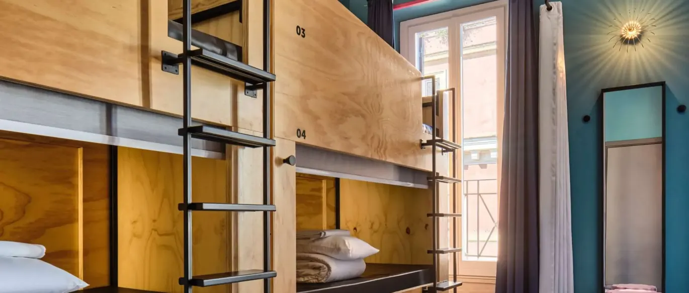 Dortoir avec lits superposés en bois au JO&JOE Rome