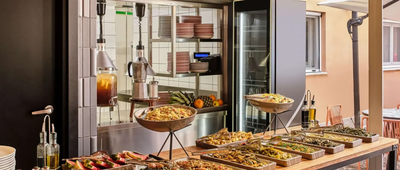 Buffet avec plats et enseigne "In Pizza We Crust" au JO&JOE Rome