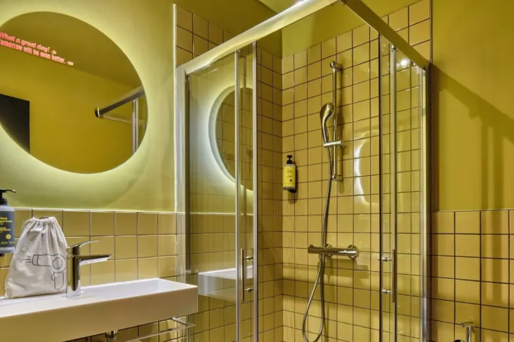 Salle de bains privée avec douche et lavabo au JO&JOE Rome