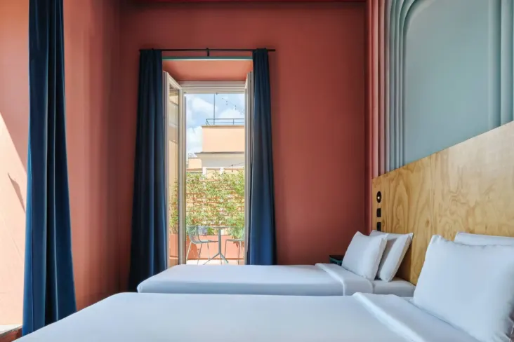 Chambre avec deux lits simples et fenêtre au JO&JOE Rome