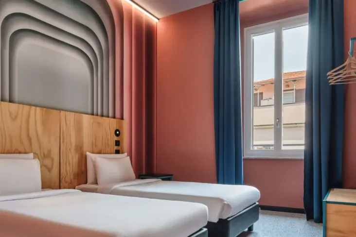 Chambre avec deux lits simples et fenêtre au JO&JOE Rome