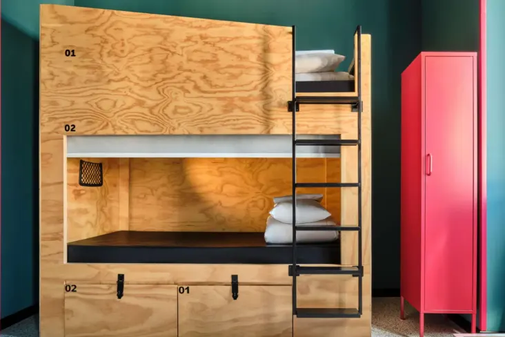Lit superposé en bois et casier rouge au JO&JOE Rome