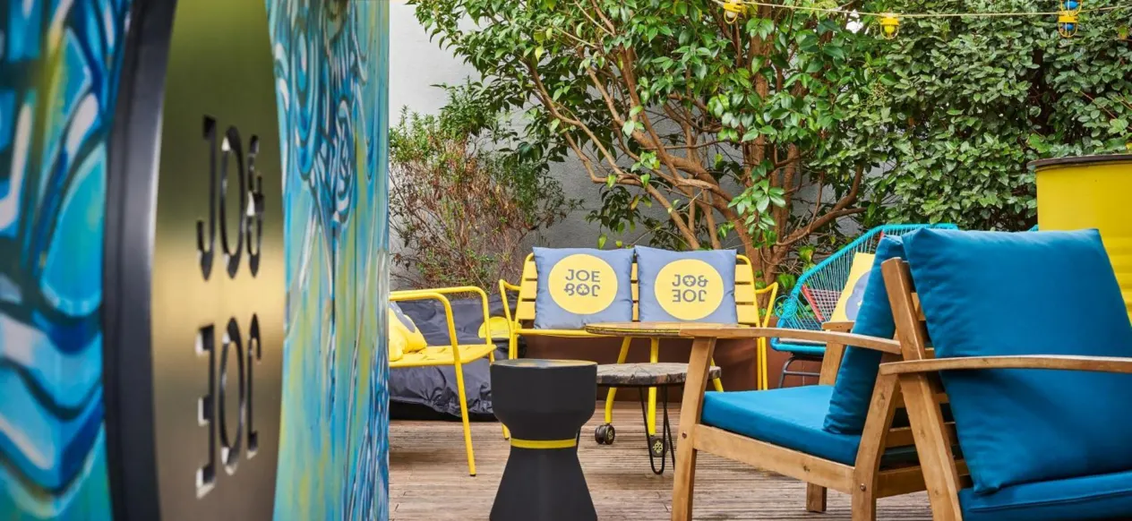 Terrasse extérieure avec fauteuils et coussins JO&JOE