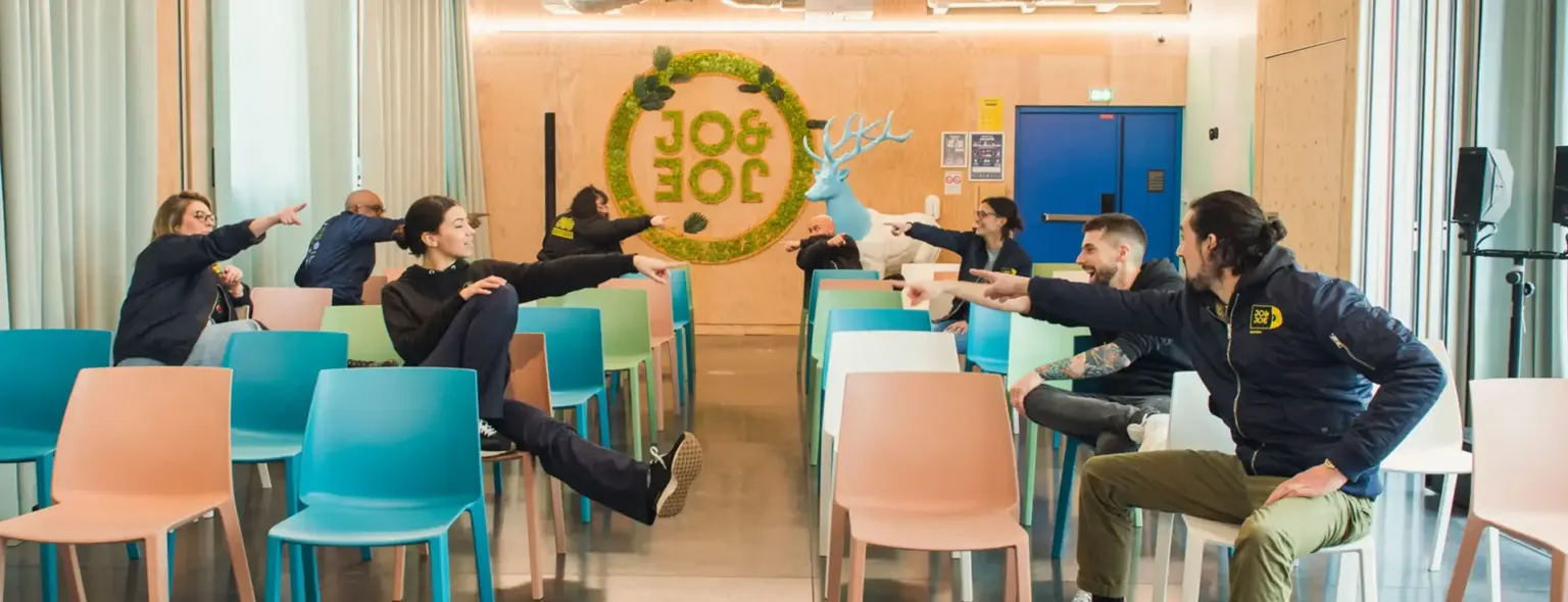Personnes assises sur des chaises dans une salle au JO&JOE