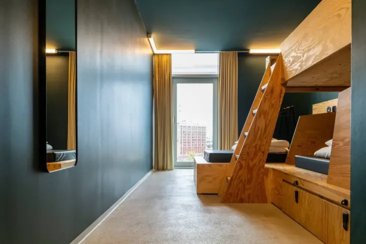 Chambre avec lit superposé en bois et fenêtre au JO&JOE Vienne