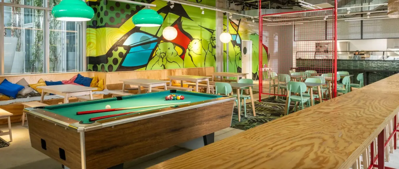 Espace commun avec billard et grande fresque au JO&JOE Vienne