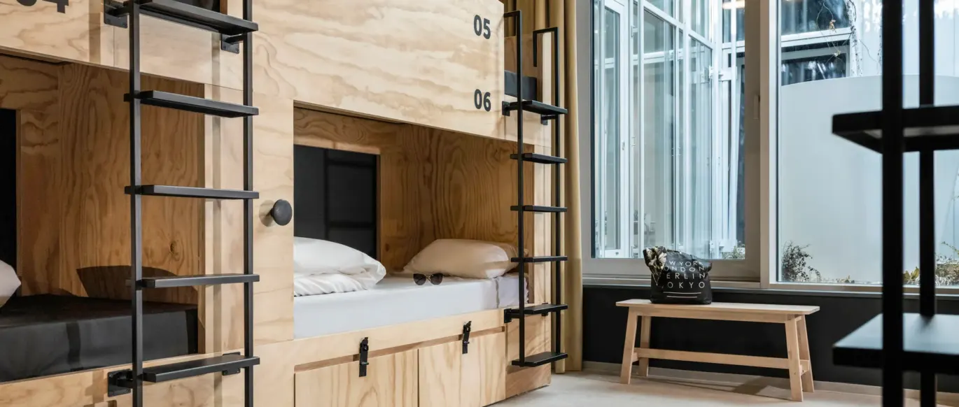 Dortoir avec lits superposés en bois au JO&JOE Vienne